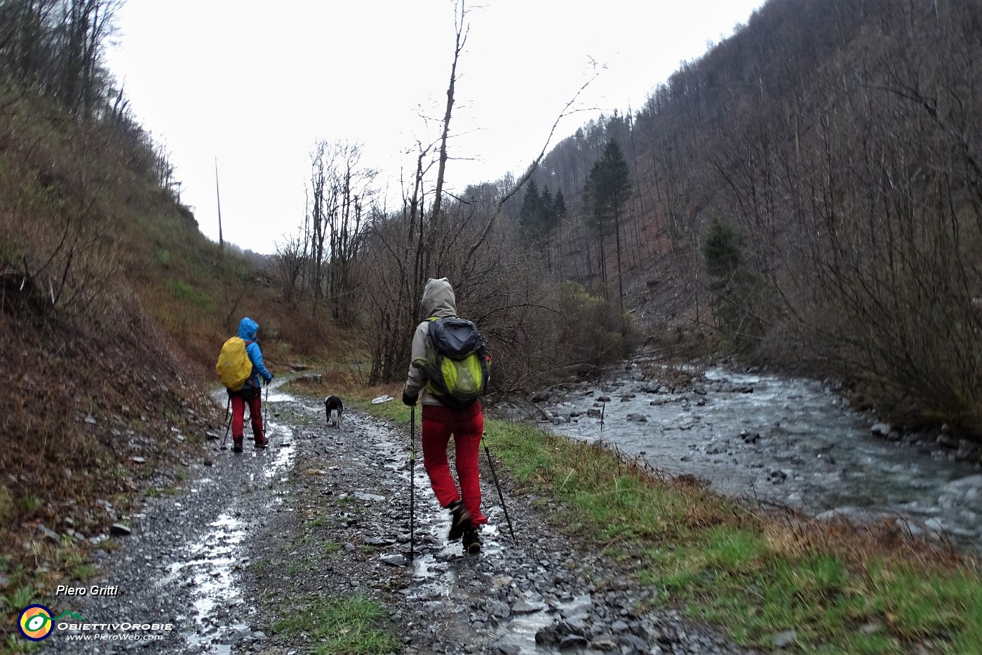 94 Rientriamo godendo acqua dal cielo !.JPG